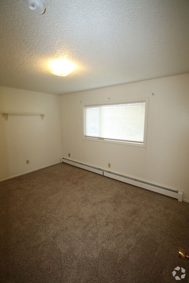Building Photo - 5006 Chess Dr
