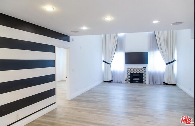 Building Photo - 1227 Granville Ave