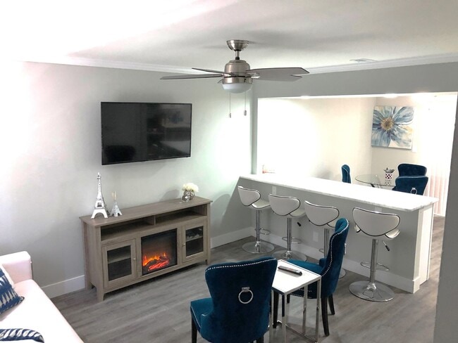 Building Photo - NEWLY RENOVATED 2BDRM TOWNHOMES