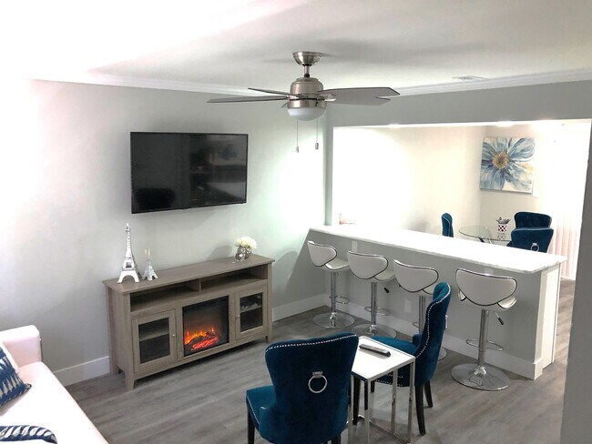 Foto del edificio - NEWLY RENOVATED 2BDRM TOWNHOMES