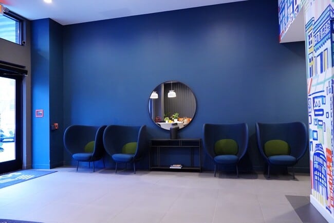 Lobby - SOLO on Chestnut - 4233