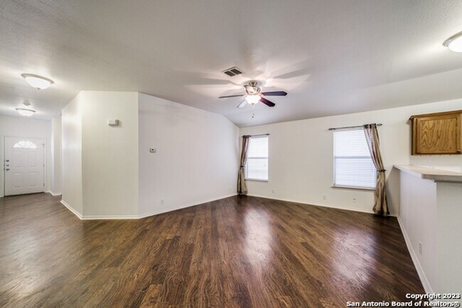 Building Photo - Stylish & Spacious 3-Bedroom Home Perfect for Students and Families
