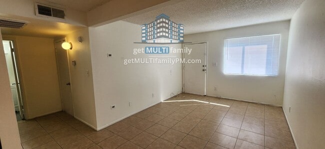 Building Photo - Your Perfect Phoenix Escape – Spacious 2-B...