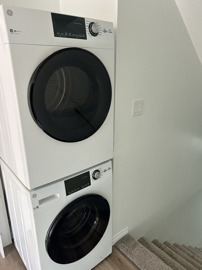 Photo du bâtiment - 11425-11467 67 St NW