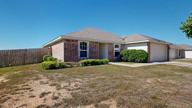 Building Photo - NO MAY RENT!!! NEW PAINT, NEW EVP FLOORING...