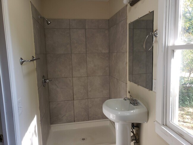 Building Photo - 12 Ridgeway Dr