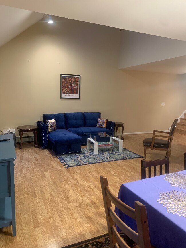 Foto del edificio - 328 Saddle River Rd