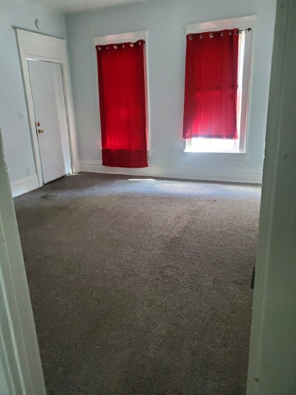 318 Courtland Ave Unit left, Toledo, OH 43609 Room for Rent in Toledo