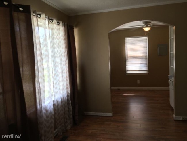 Building Photo - 2 br, 1 bath House - 1013 East Carolina