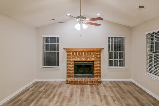 Foto del edificio - 5709 Rex Mill Dr