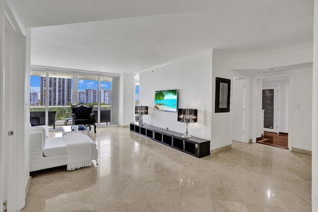 Foto del edificio - 7000 Island Blvd
