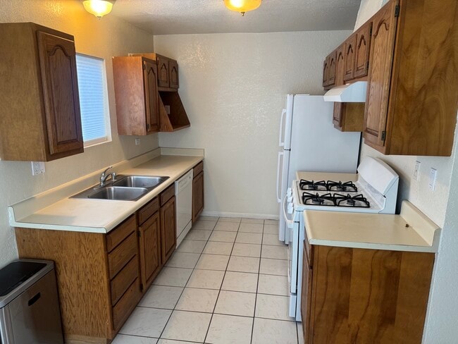 full kitchen - 2014 Nelson Ave
