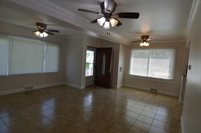 Foto del edificio - 211 W State Rd