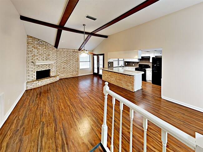 Building Photo - 16259 Hollow Wood Dr