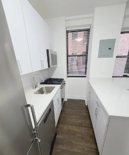 Building Photo - 140 W 55th St