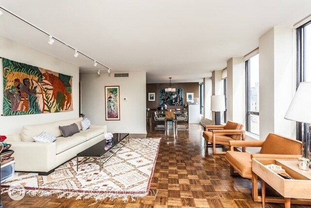 Foto del edificio - 260 E Chestnut St