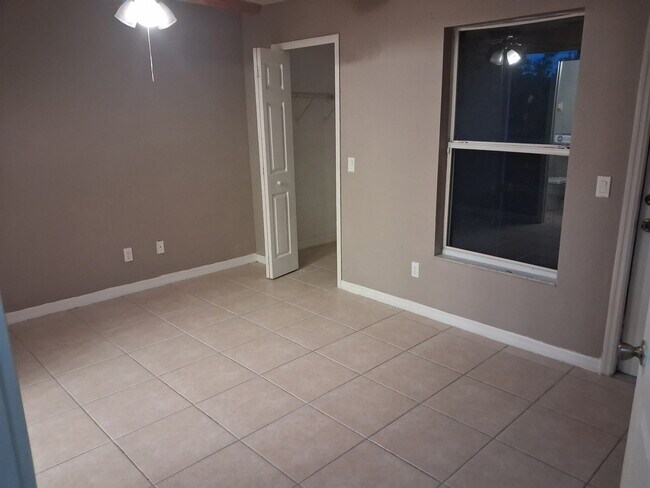 Foto del edificio - 5039 Locke Ln