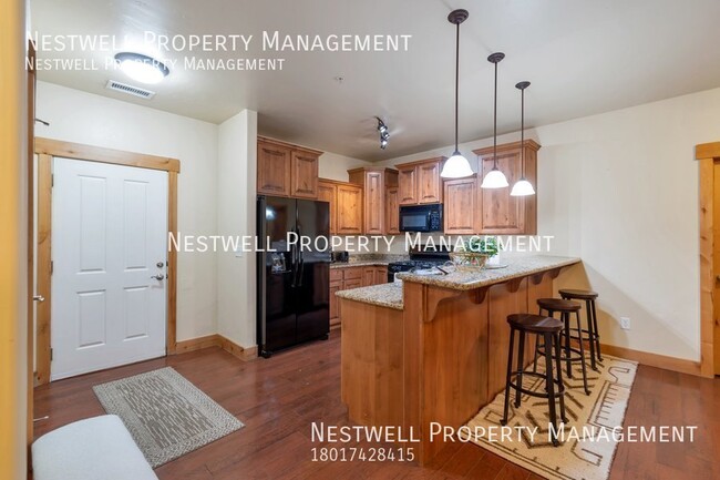 Building Photo - Fantastic Furnished 3-bed Apartment in Par...