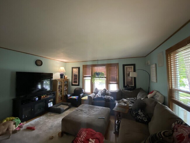 Building Photo - "Charming 3-Bedroom 1.5 bath Home at 732 N...