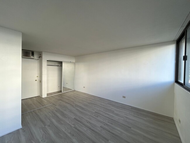 Building Photo - Newly Renovated Spacious Apartment
