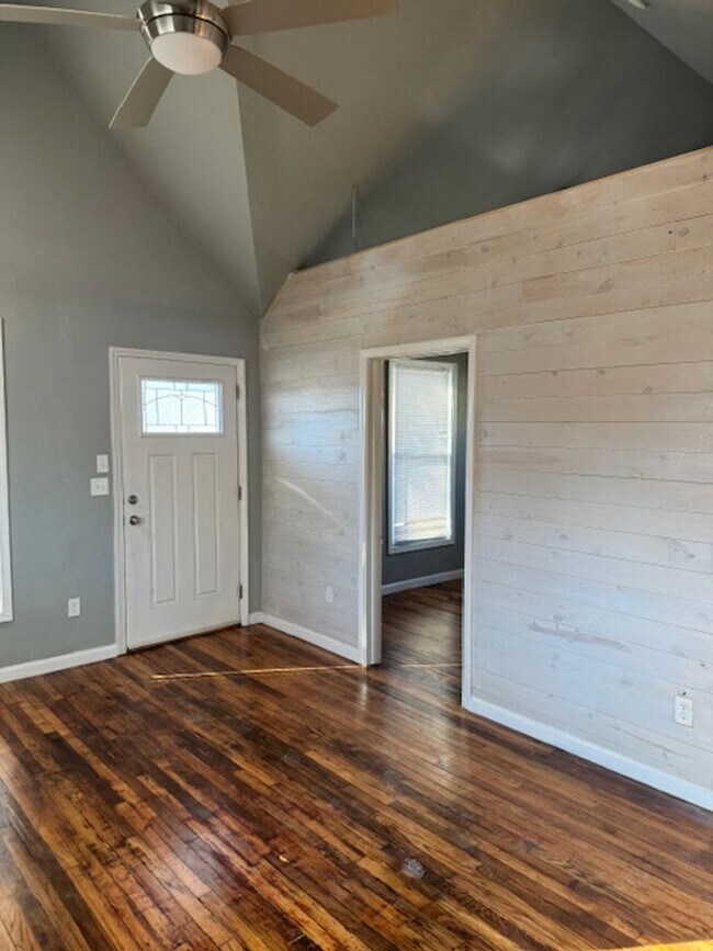 Building Photo - 2 BR 1 BA House for RENT