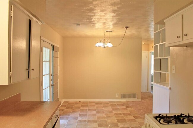 Building Photo - 929 Manhattan Dr