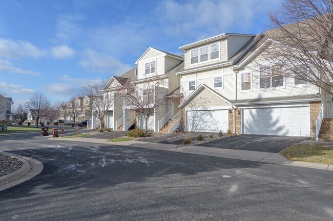 Building Photo - Awesome 3 bed woodbury townhouse, dont mis...