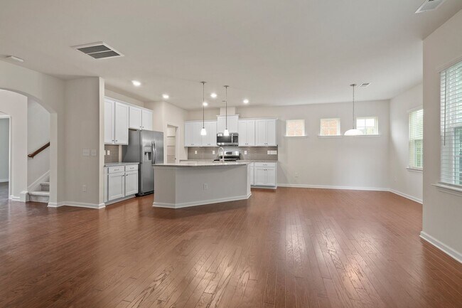 Foto del edificio - This Almost New Construction home, with 5 bedrooms & 4 baths