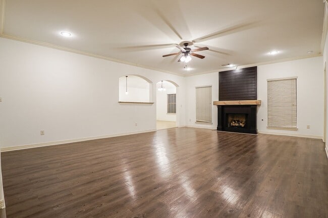 Building Photo - Amazing, beautifully updated 3 bedroom 2 b...