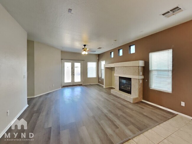 Building Photo - 390 E Saddle Way