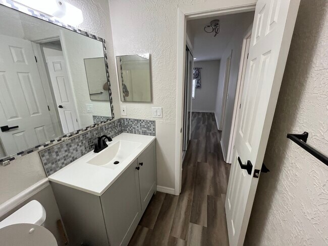 Baño - 6950 Rosemont Dr
