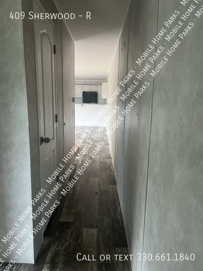 Building Photo - 409 Sherwood-R