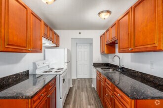 1BR, 1BA - 730SF - Kitchen - Autumn Place