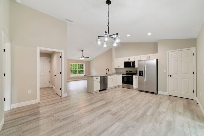 Building Photo - 8949 N Cortlandt Dr