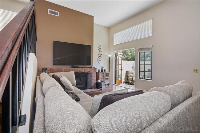 Building Photo - Remodeled 2 Bedroom Townhome w/Attached 2 ...