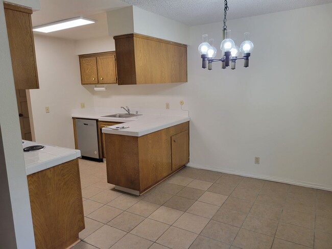 Building Photo - Spacious ground floor condo on Walnut Cree...