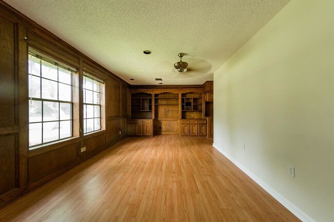 Building Photo - 8141 Glenbrook Dr
