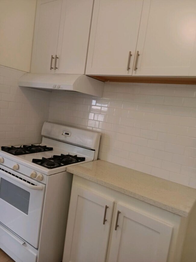 Kitchen - 4365 Elm Ave