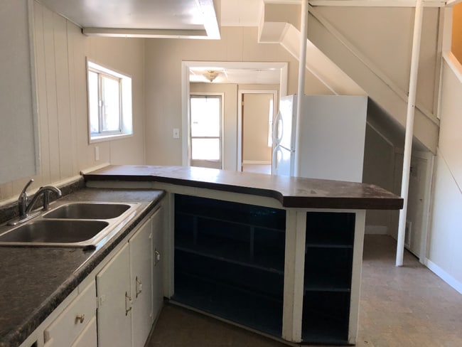 Building Photo - Large 2 Bedroom Southside Holland