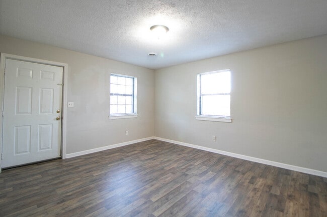 Building Photo - 404 -09 Thompsonville Lane