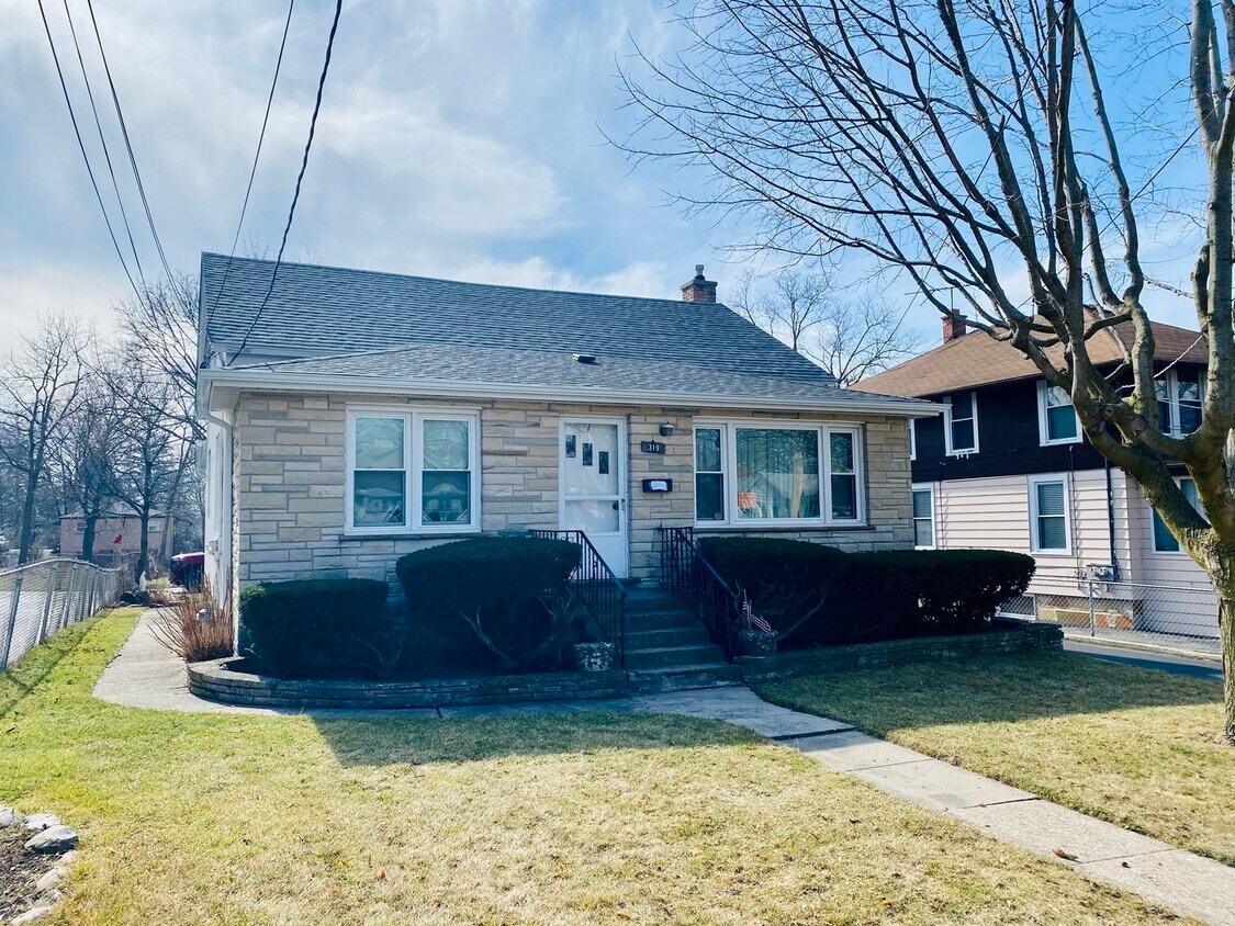Primary Photo - 319 Prairie Ave
