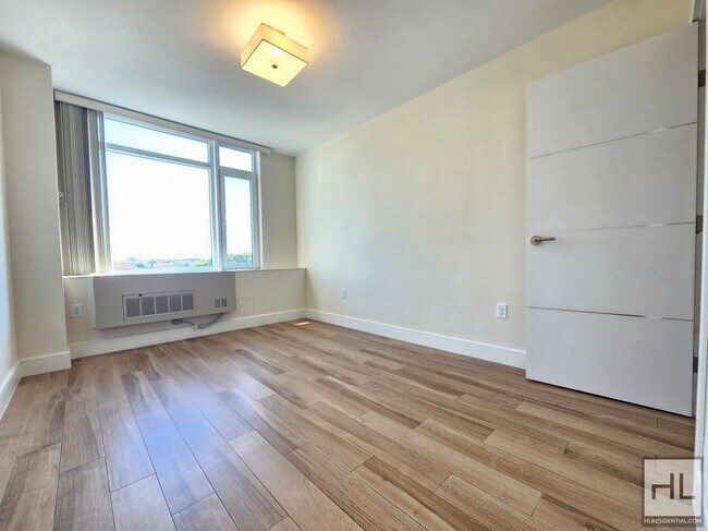 Foto del edificio - Spacious 1-Bedroom with Private Balcony – ...