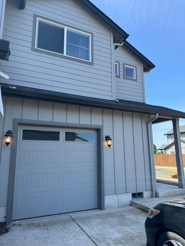 Primary Photo - 3 bedroom 2.5 bathroom Townhouse!