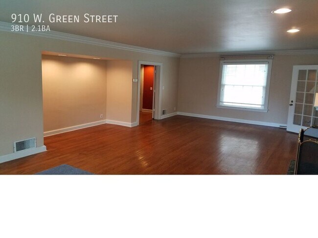Building Photo - Charming Corner Lot Home Near U of I