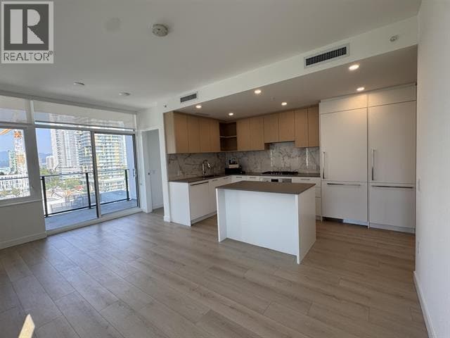 Building Photo - 6468 Willingdon Ave