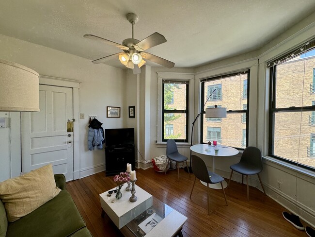 Foto del edificio - 2060 N Racine Ave