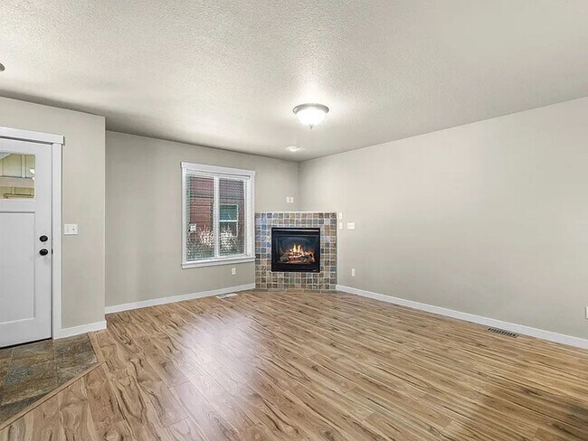 Foto del edificio - Charming 3 Story Townhome with AC