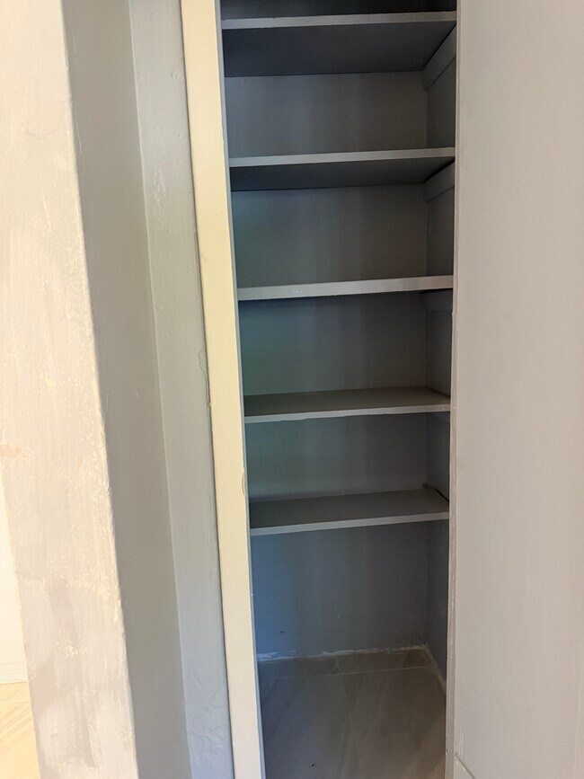 Armario de ropa blanca - 660 NE 132nd St