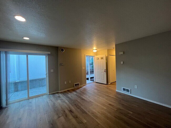 Building Photo - BIGGER and BETTER ONE BEDROOM in Hazelwood - Available June 1st - REMAINDER of JUNE RENT FREE - C...