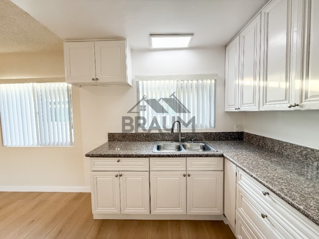 Photo - 13115 Oxnard St (Los Angeles, CA) Apartment